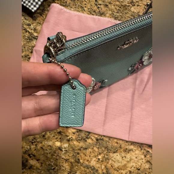 COACH TEAL HAWAIIAN FLORAL EMBROIDERY BEADED LARGE CHAIN WRISTLET F29378 - Picture 3 of 6